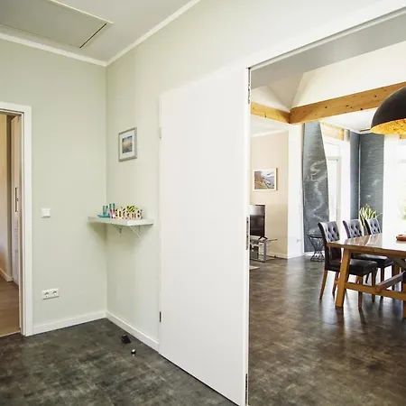 Modernes Haus Mit Kamin Und Eigener Sauna Sowie Garten - Windrose